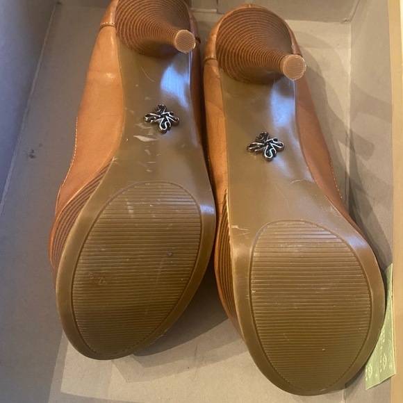 Women’s Simply Vera Wang heels - Picture 2 of 3